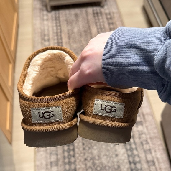 UGG Mini Slippers Size 8 - Picture 2 of 4